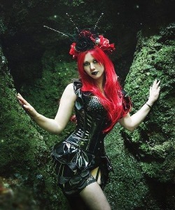 gothicandamazing:  Model, MUA & headpiece: