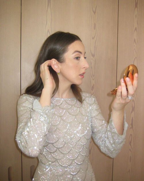 Alana Haim getting ready for the 94th Academy Awards on March 27th 2022 (via loftjet, mararoszak and