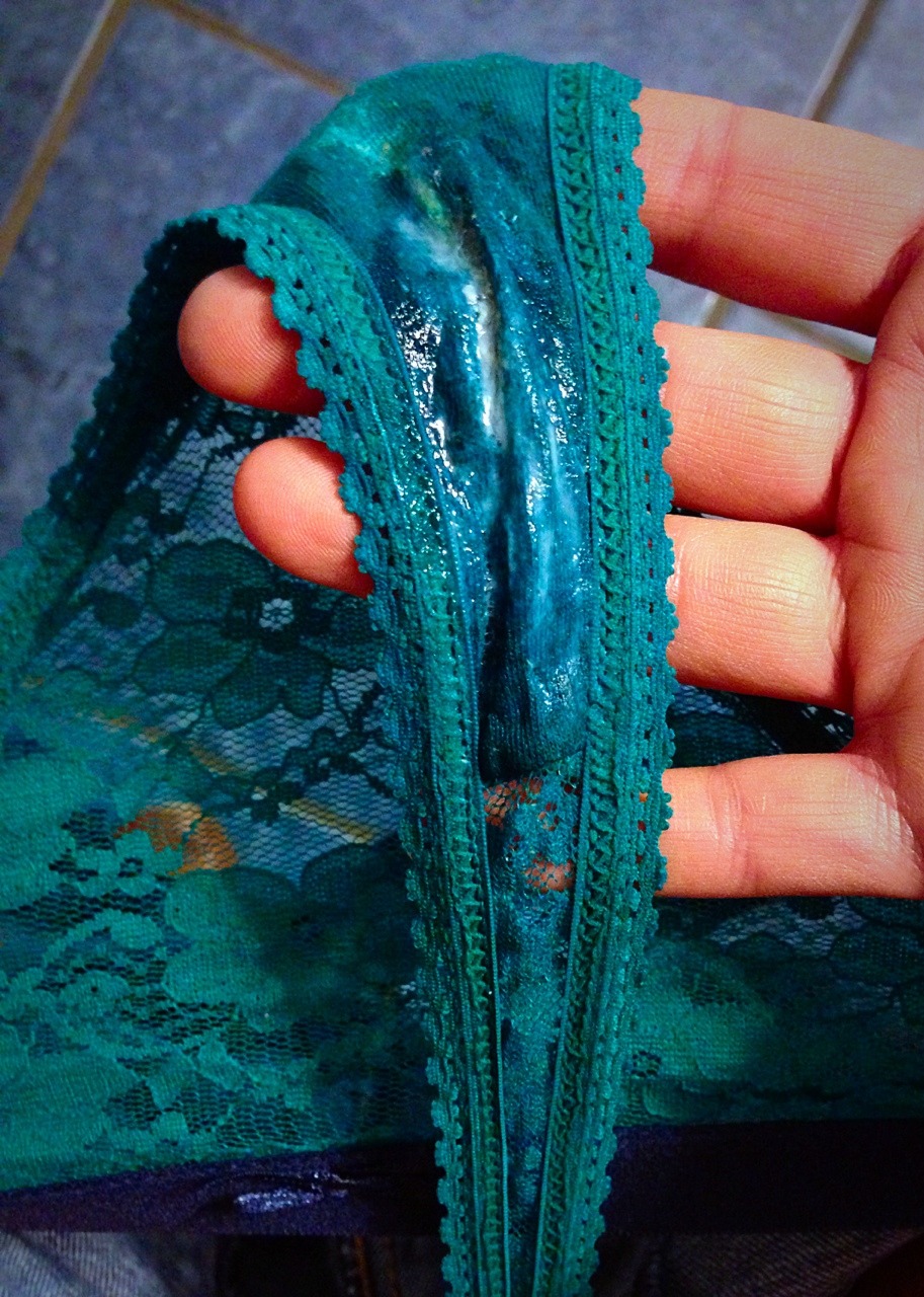 sarahxoxoblog:Another horny day at work 😜😘💋