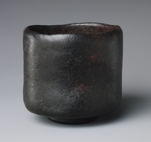 lich-tung: besidebloomingirises: Tea bowl, ca. 1575 Tanaka Chôjirô Raku //