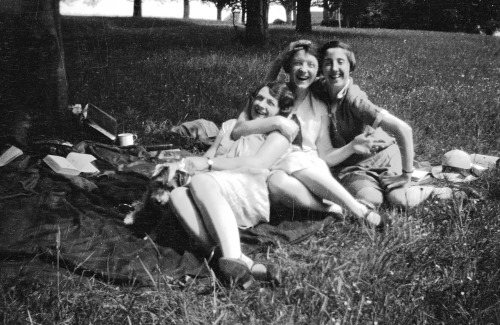 gameraboy: Happy girlfriends enjoying a picnic 20s (by vintage ladies)