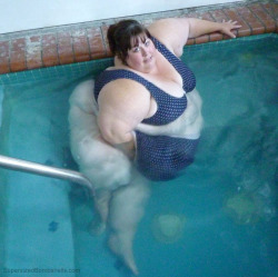 mcflyver:  moreandmoretolove:  Jiggly Bombshell  Fat floats