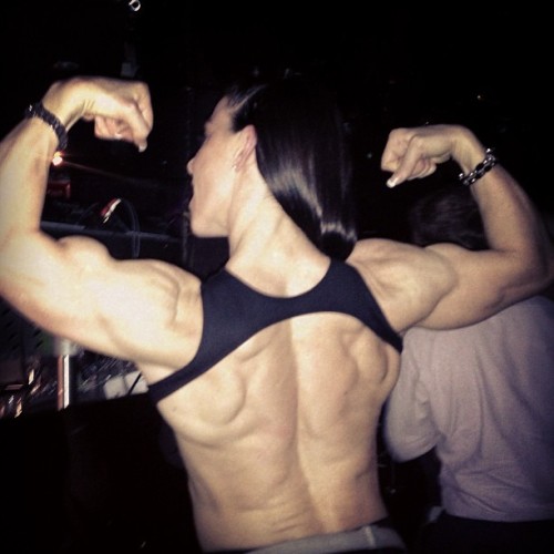 lisacarrodus:  It was on the dance floor - it was a back double bicep! Everybody duck!! 😝😝💪💪💃🎉  #bodybuilding #muscle #fbb #sexymuscle #biceps #back #ripped #femalemuscle #flex  Delicious hard candy