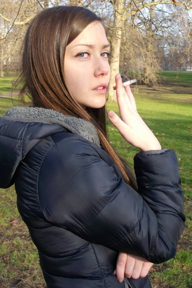 CUTE GIRLS SMOKING