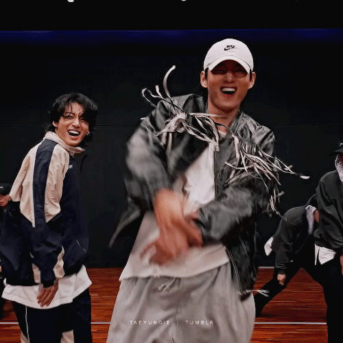 THE WAY TAEHYUNG MOVES IS DRIVING ME CRAZY