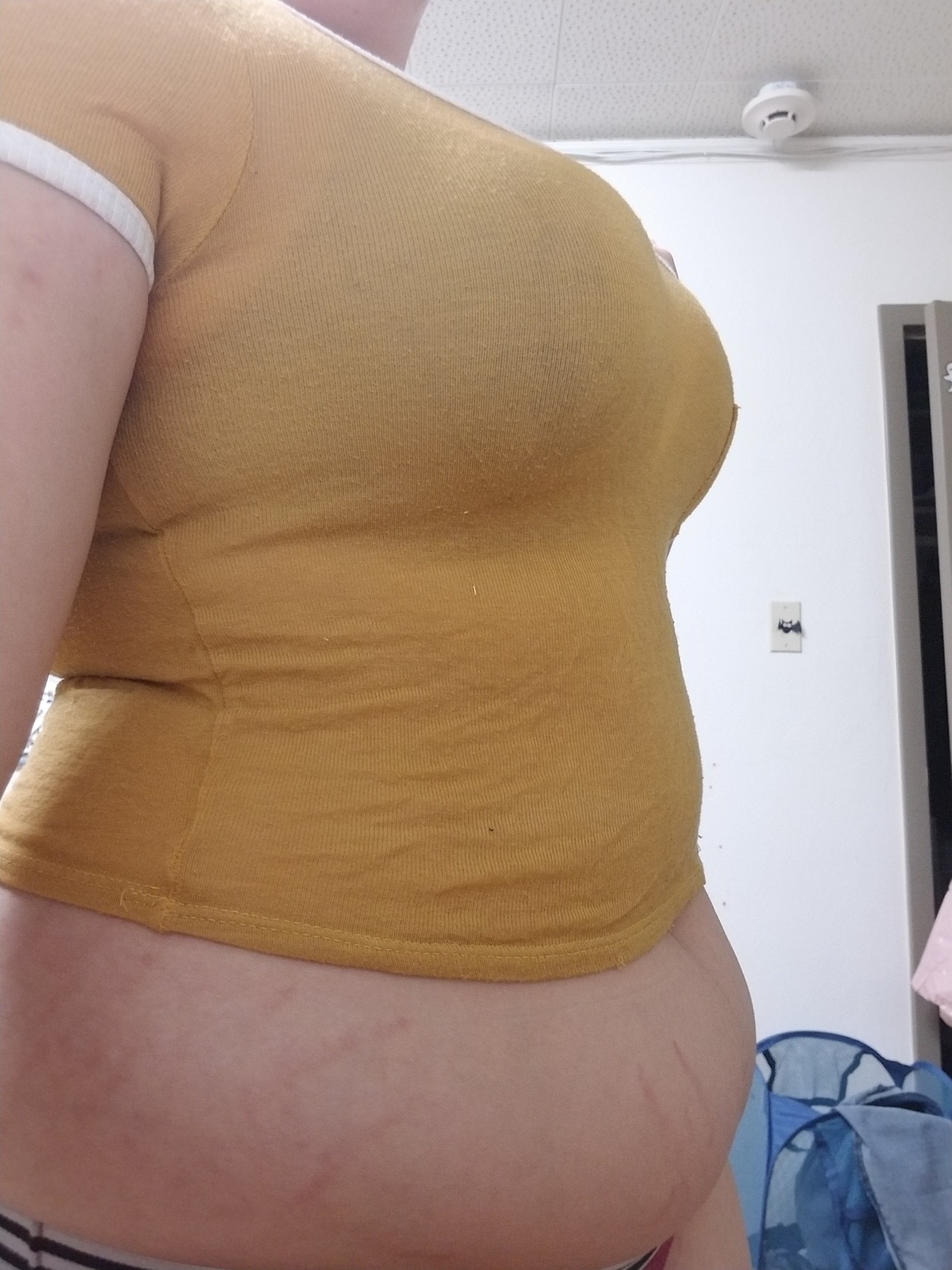 greedycowgirl:  This crop top fit before I had dinner…