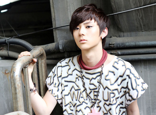 Meet my bias in Nu'est. ASDFGHJKLQWERTYUIOPZXCVBNM~ &lt;3