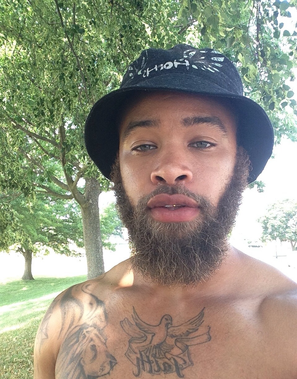 sleezedoutt:  Meet Davon. He’s an Artist 