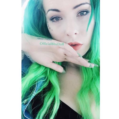 Life’s hard but at least the Suns starting to shine🌸🌱☀️☀️ Backup 👉🏻 @officialbbydoll.420💨💦💚💚 #greenhair #greenombrehair #dermals #tattoos #nosepiercing #blueeyes #bushybrows #greentheme #macvelvetteddy #freshclaws