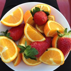 promotewellbeing:  Late breakfast!   me encantan esas frutas