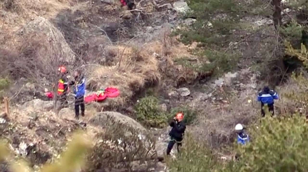 TRAGEDIA EN LOS ALPES. Los equipos de rescate de laGendarmería francesa vuelan sobre los Alpes franceses durante las operaciones de búsqueda cerca del lugar del accidente del Airbus A320 alemán operado por Germanwings, cerca de Seyne-les-Alpes, que...