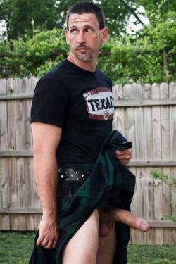 jantoni0:I don’t normally like men in dresses but I’d make the exception for this Irishman. I bet his sweaty schlong tastes great and his crotch smells delicious! 