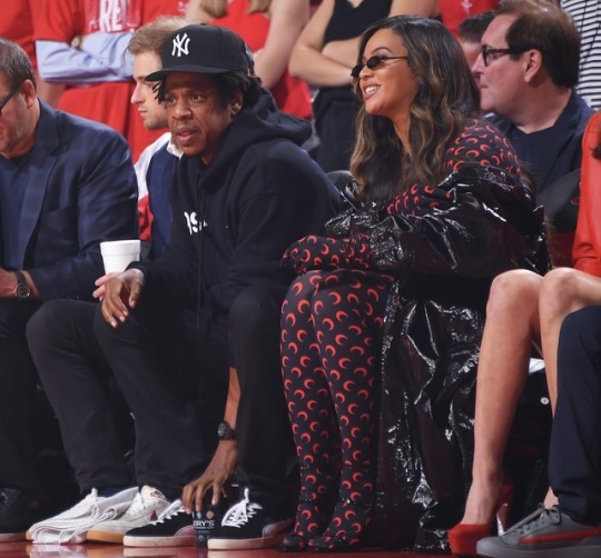 XXX thebeyhive:  Beyoncé & Jay Z court side photo