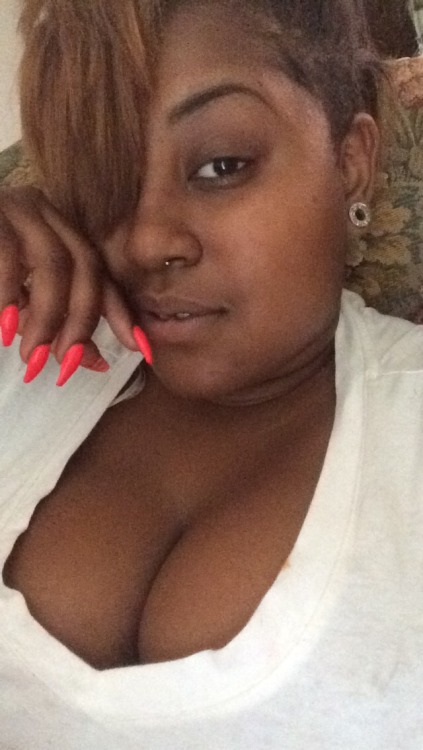 thecaramelbunny2k7:  Maybe I should start back wearing makeup. Naked face.