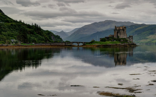 niericsson:  Eilean Donan Castle by uncledougie // Dornie, Kyle of Lochalsh Scotland // http://flic.kr/p/vnTB7y
