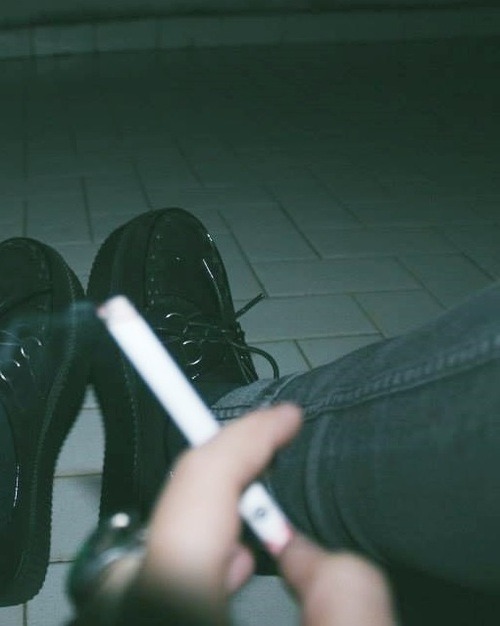 mymumhadmetested:  high-on-daisies:  ☆ Grungeland ☆  † roses are red i am dead