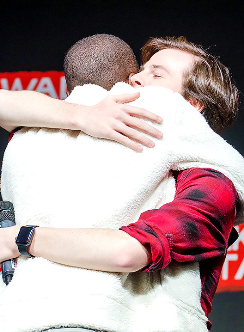 danaigurirasource:Danai Gurira and Chandler Riggs reunite with a hug at Walker Stalker London March 