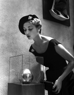 books0977:  Model Jean Patchett looking at sculpture at MoMA, 1949. Photograph by Nina Leen.Jean Patchett showing yet again a very classic look with a black dress, clutch and a beret-like hat tilted to the side. “When she took off her hat and veil