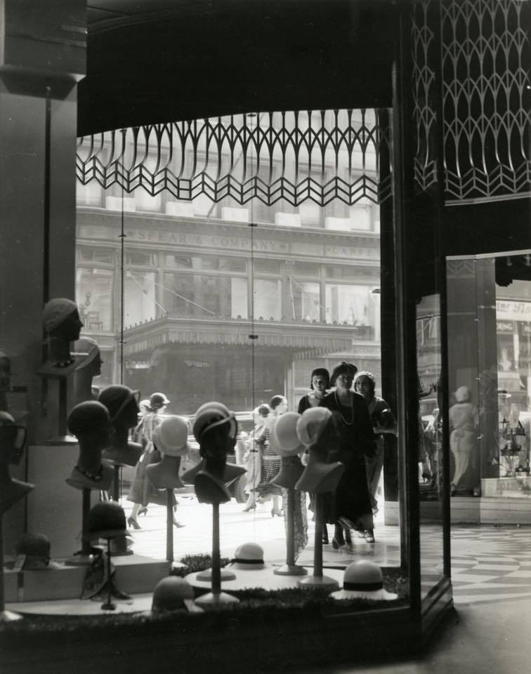 anyskin:  1920-1938. 19 West 34th St. Window Shopping at Bedell’s Department store