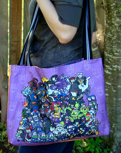 ceryskitty:  space-bridge-to-nowhere:  Bots and Cons Bag Remember the Yoshioka linearts? I colored two of them. Then I made a bag, because why not?  Omg that’s amazing~ do want~