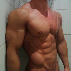 fitguysclub:  getting wet…  damn