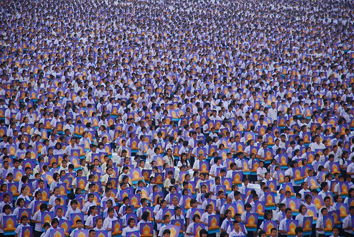 En Tailandia mas de 1 millón de niños se reúnen para meditar y regenerar el planeta. El objetivo de esta iniciativa es que los niños, llamados “V Stars” (estrellas virtuosas) se reúnan y compartan sus experiencias en torno a “hacer el bien” en sus...