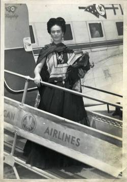 chapultepek:  Frida Kahlo llegando a Nueva York, 1938.  Colección Frida Kahlo y Diego Rivera