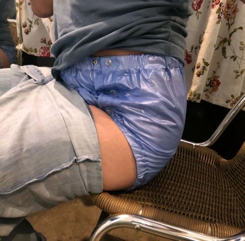 Public diapers:&hellip;unter der normalen kleidung musste ich meine Windeln und ein hellblaues s