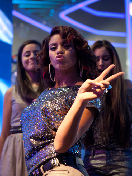 camilalauregui: The diva Dinah gives u a kiss.. and Camren behind her. &lt;3