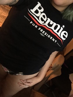 theonewiththepartialnudity:  babes for Bernie