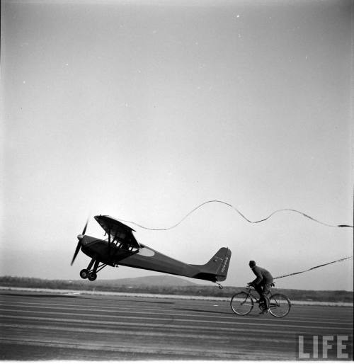 Early test flight of a helioplane(Yale Joel. 1949)