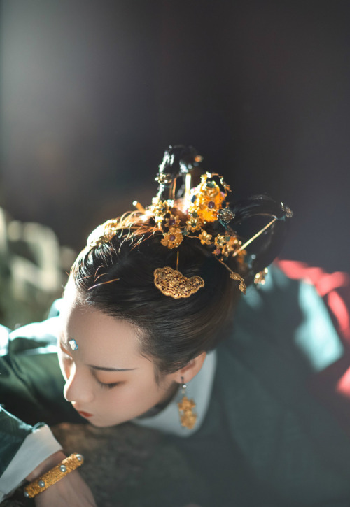 traditional jewelry for chinese hanfu in the style of Ming Dynasty by 堇理珠宝