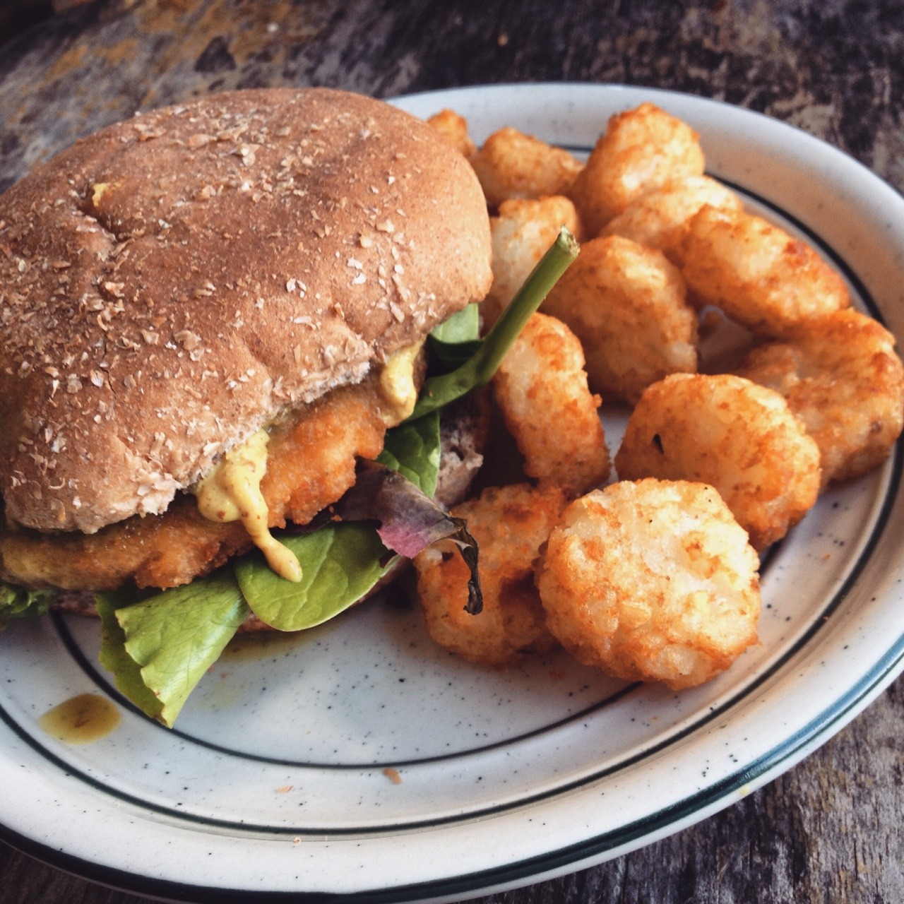 fatassvegan:  faux chicken patty on a bed of baby greens, topped with spicy mustard