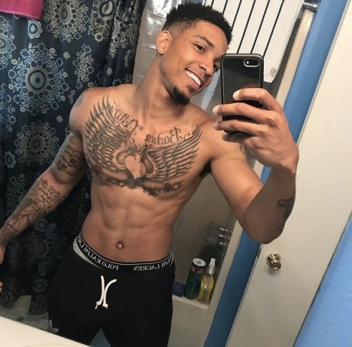 gotmelookintwice:  cherrycherrycherrys:  originalkind:  sexnthecloset:  IG: Teehardy12  Didn’t he get exposed? 🤔 or I’m bugging   Where his nudes   One of the big blogs posted this i cant recall who it was…