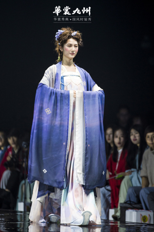 dressesofchina: HuashangJiuZhou Dec. 2018 fashion show. Full show here.