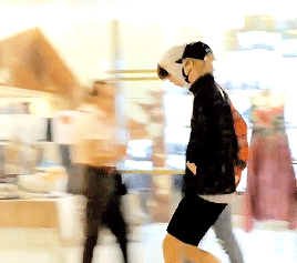 ji-hansol:johnsol spotted walking together when hansol suddenly seems taken aback by something he ha