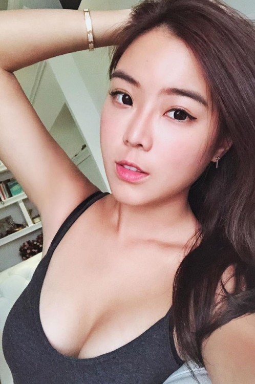 irubishootip0st:that plunging neckline made me shoot so much!!