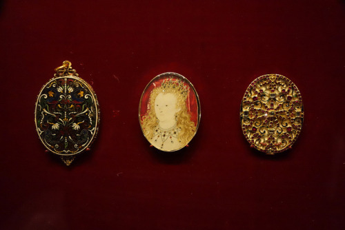 daughterofchaos:Portrait of Elizabeth I contained in a gold enameled case set with diamond and ruby.
