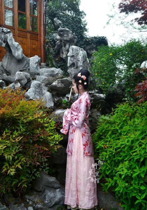 短褙子：玫瑰花枝印花真丝素绉缎 下裙：粉色立体绣花锦丝皱，丝棉里 抹胸：玫红手绣真丝纱吊带，丝棉里 (via 飞飞又上架叫小唱的粉色真丝褙子君~付减。。嗯。。。_汉服商家吧_百度贴吧) 竹里馆&nbs