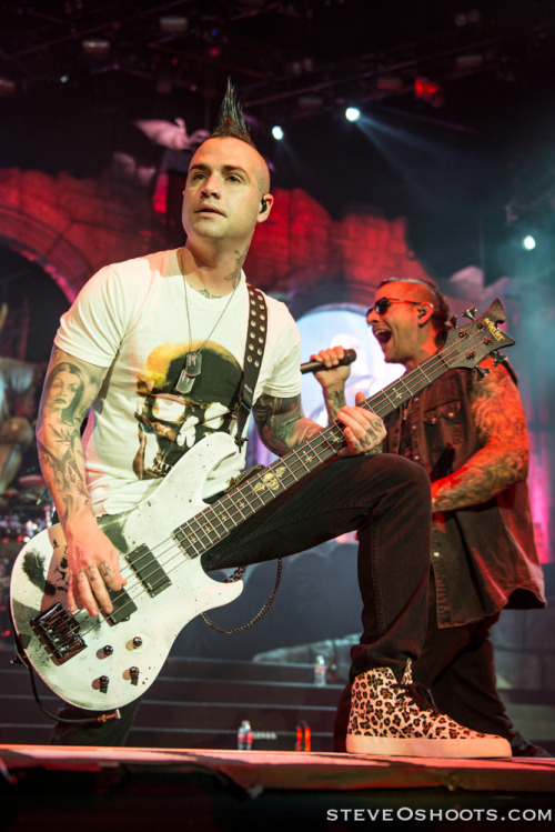 OH MY JOHNNY CHRIST, THOSE SHOES ARE EVERYTHING!
That’s it, he wins the award for Best Accessorizer (haha) in Rock \m/ LOVE HIM!!! AND LOVE THOSE SHOES!!!
THANK YOU SO MUCH, Stephen Odom, for these BRILLIANT photos of A7X from the last MAYHEM stop on...