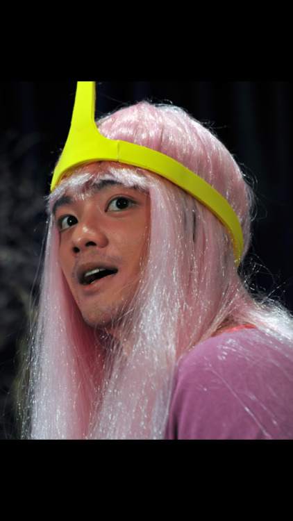 dollopofaeriedust:In case you haven’t seen Osric Chau cosplaying as Princess Bubblegum, Rapunz