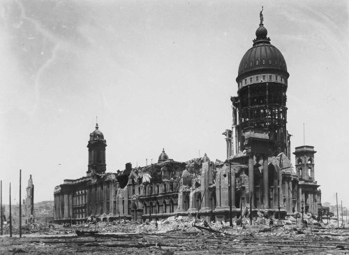 Photos of the 1906 San FranciscoEarthquake:View northeast from City Hall.Souvenir hunters, who in th