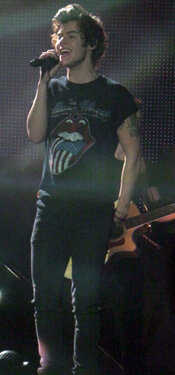 hrryedwards:  HARRY ON TMH TOUR ???!??!? 