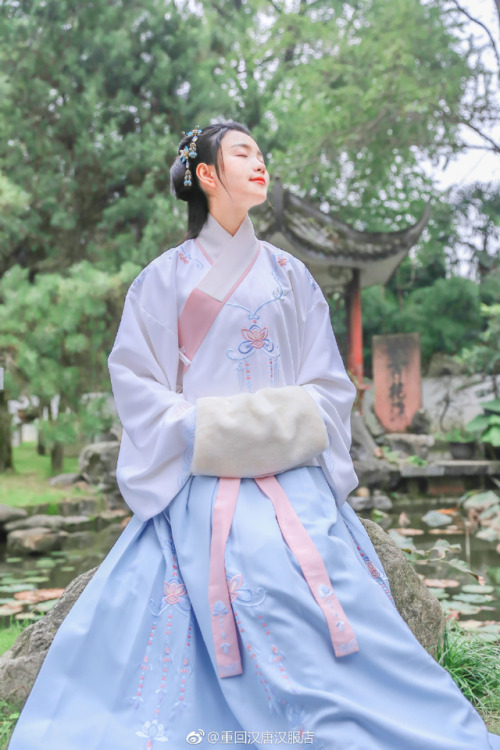 hanfugallery:Traditional Chinese hanfu by 重回汉唐