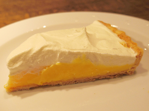 マメヒコ 檸檬ケーキ 上は生クリームたっぷり！下はレモンカード！ パイ生地も軽くてサクサク。完璧です！