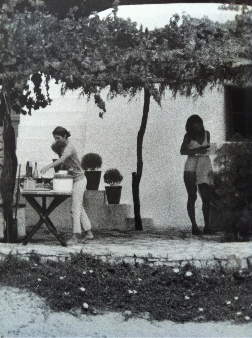 allthingsonassis-blog: Jackie with her sister Lee on the island of Skorpios. March, 1975