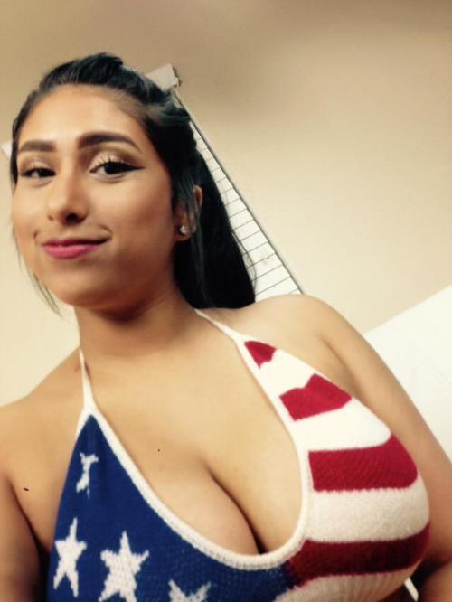 latinashunter: Daaayummmm just how I love them. Nice and Brown. I&rsquo;m in LOVE &hellip;