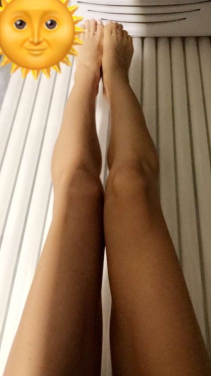 amber-307-wife: Just getting a quick tan and masterbate session in feels sooooo good to cum in here 