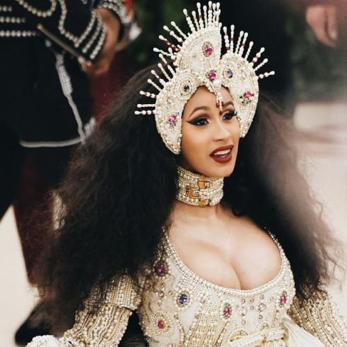 asapbroccoli: Met Gala 2018: Best Headdresses Lana Del Rey, Rihanna, Priyanka Chopra and Cardi 