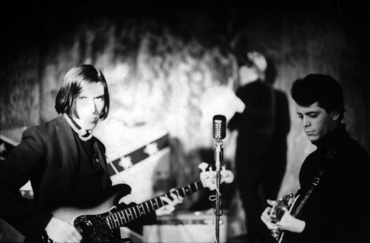 huilendnaardeclub:  John Cale and Lou Reed of The Velvet Underground performing liveSource